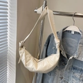 Bolso bandolera minimalista blanco crema con detalles acolchados y correa anudada - Blanco Roto