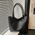 Bolso tote negro de diseño trenzado en cuero PU mostrado en una escena minimalista - Negro
