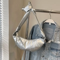Bolso de media luna plateado metalizado con diseño fruncido y detalle de nudo en el asa - Plateado