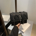 Borsa a tracolla nera con trapuntatura a triangolo, logo S argento e nappa in metallo - Nero