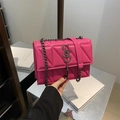 Borsa a tracolla trapuntata rosa acceso con logo S metallico e dettagli catena di tendenza - rosa acceso