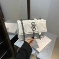 Borsa a tracolla trapuntata bianca con logo in metallo, nappina e catena - Bianco