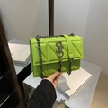 Borsa a tracolla trapuntata verde neon con fibbia a S argento e cinturino a catena - Verde