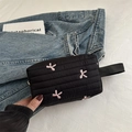 Bolso acolchado negro con bordado de lazo rosa y diseño plisado de estilo minimalista - Negro