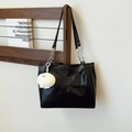 Sac fourre-tout noir minimaliste en similicuir avec chaîne argentée et pendentif peluche - Noir