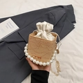 Beigefarbene Spitzen-Beuteltasche mit Perlengriff und goldener Kette im Quadrat-Design - Khaki