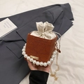 Braune Beuteltasche aus Leder mit Spitzenprägung, Perlengriff und Goldkette - Braun