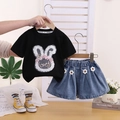 Completo estivo da bambina con maglietta nera ricamata a coniglio e gonna di jeans - Nero