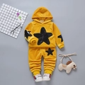 Ensemble sweat à capuche en velours jaune pour fille avec écussons étoiles noirs et pantalon - Jaune / 80cm
