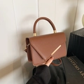 Bolso bandolera de cuero granulado marrón con detalles dorados y asa superior fina - Marrón