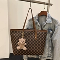 Grande borsa tote a scacchi marrone e kaki con un simpatico ciondolo a orsetto - Con Ciondolo / Marrone