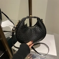 Modische schwarze gewebte Hobo-Tasche mit verstellbarem Gurt und goldenen Metallteilen - Schwarz
