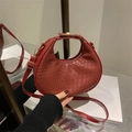 Dunkelrote geflochtene Halbmond-Tasche aus Leder mit Metallschnalle und Schultergurt - Rot
