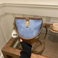 Κομψή μπλε τσάντα bucket από denim με καφέ δερμάτινη επένδυση και γούνινο γούρι - Με Κρεμαστό / Μπλε