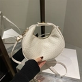 Weiße Halbmond-Handtasche mit gewebter Textur und eleganten goldenen Metallelementen - Weiß