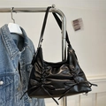 Sac fourre-tout noir en simili cuir avec design plissé et nœuds suspendu au rack - Noir