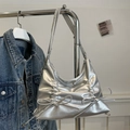 Sac hobo argenté avec texture plissée ondulée et détails de nœuds sur la bandoulière - Argenté