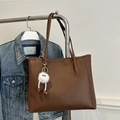Vintage καφέ τσάντα tote με μακριά λουριά ώμου και λευκό βελούδινο διακοσμητικό τέρας - Με Κρεμαστό / Καφέ