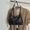 Schicke schwarze Tragetasche aus Kunstleder mit dekorativen Schnallenriemen und Schultergurt - Schwarz