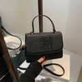Minimalistische schwarze Handtasche mit Litschimuster, SM-Logo und Gold-Hardware - Schwarz