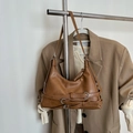 Braune Hobo-Tasche aus Leder mit mehreren Schnallenriemen und silbernen Metallteilen - Braun