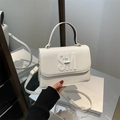 Minimalistische weiße Handtasche mit Litschi-Muster, SM-Logo und goldener Hardware - Weiß