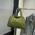 Borsa tote in nylon verde oliva con doppi manici e tasca frontale con cerniera - Verde