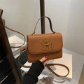 Braune quadratische Tasche aus genarbtem Leder mit SM-Logo aus Metall und Schultergurt - Braun