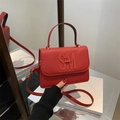 Rote Umhängetasche mit Lychee-Struktur, SM-Metallschnalle und verstellbarem Riemen - Rot