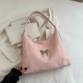 Sac hobo chic en cuir verni froissé rose avec boucle métallique papillon argentée - Rose