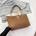 Borsa tote marrone con stampe geometriche e tracolla a catena dorata su denim - Marrone Giallastro