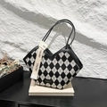 Schicke schwarz-weiße Canvas-Beuteltasche mit Rautenmuster und schmalem Lederriemen - Rautenmuster Schwarz