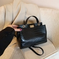 Sac à main noir à motif crocodile avec fermoir doré et bandoulière amovible chic - Noir