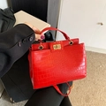 Sac à main rouge vif en cuir embossé crocodile avec fermoir en métal doré - Rouge