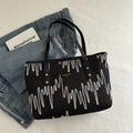 Borsa tote nera con trama plissettata 3D e ricami colorati a linee ondulate vivaci - Nero