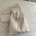 Minimalistische cremeweiße Achseltasche mit vertikalen Nähten und verstellbarem Riemen - Weiß