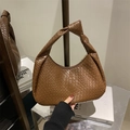 Braune Hobo-Tasche mit gewebter Struktur, Knotengriff und stilvollem Vintage-Design - Braun