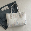 Borsa tote bianca testurizzata con ricami ondulati colorati e dettagli in rivetti dorati - Bianco