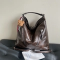 Grand sac cabas en similicuir marron foncé avec fermetures éclair et porte-clés ours - Avec Pendentif / Marron
