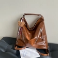 Grand sac cabas en cuir PU marron avec pendentif ours en peluche et bandoulière - Avec Pendentif / Marron