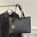 Dunkelgraue Tragetasche mit M-Monogramm, Muster und goldenem Metallanhänger für Damen - Schwarz