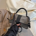 Bolso cuadrado gris textura denim con ribete de cuero negro y colgante de raqueta dorada - Con Colgante / Negro