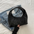 Bolso hobo media luna en negro brillante de charol con asa ancha de diseño sutil - Negro