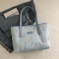 Borsa tote celeste con trama a diamante, ricami colorati e tracolla lunga alla moda - Blu