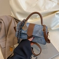 Bolso de hombro vaquero retro con ribete de cuero marrón y colgante de tenis de metal - Con Colgante / Azul