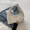 Bolso medialuna beige minimalista de cuero sintético con costuras verticales - Blanco