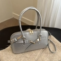 Borsa a mano argento metallizzato stile pillow con dettagli oro su sfondo in maglia - Argento