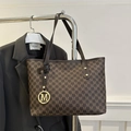 Dunkelbraune Tragetasche mit M-Monogramm-Druck und goldenem Metallanhänger-Accessoire - Braun