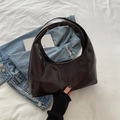 Bolso de media luna en charol marrón oscuro de estilo francés con diseño minimalista - Marrón