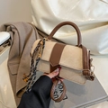 Bolso bandolera de lona beige y cuero marrón con detalle de colgante de raqueta - Con Colgante / Caqui